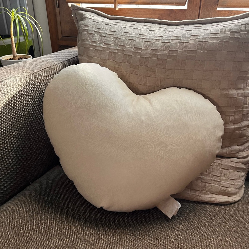 Gathre Heart Vegan Leather Pillow Blanc
